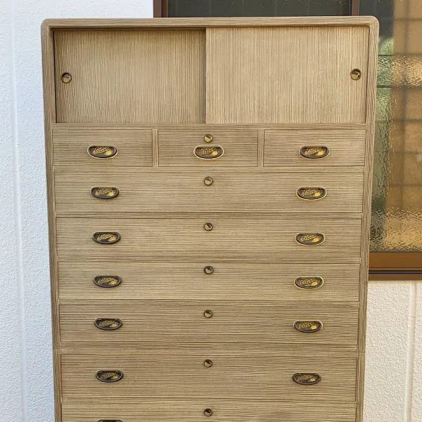 金具と木目が残る桐たんすの実物写真